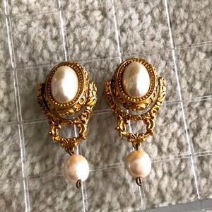 Pearl clip on earrings 🌺